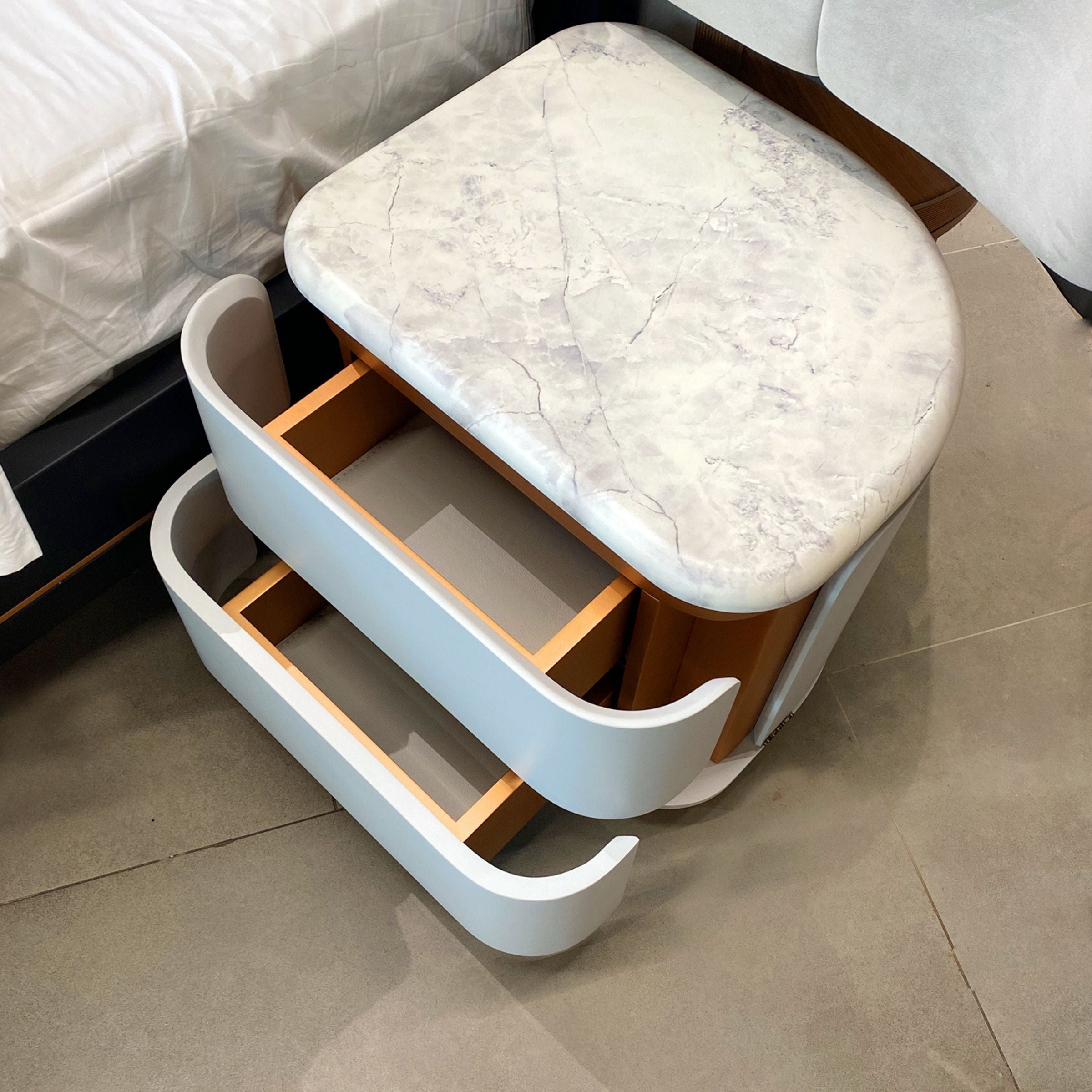 2X Tulip Bedside Tables KOMTLP001