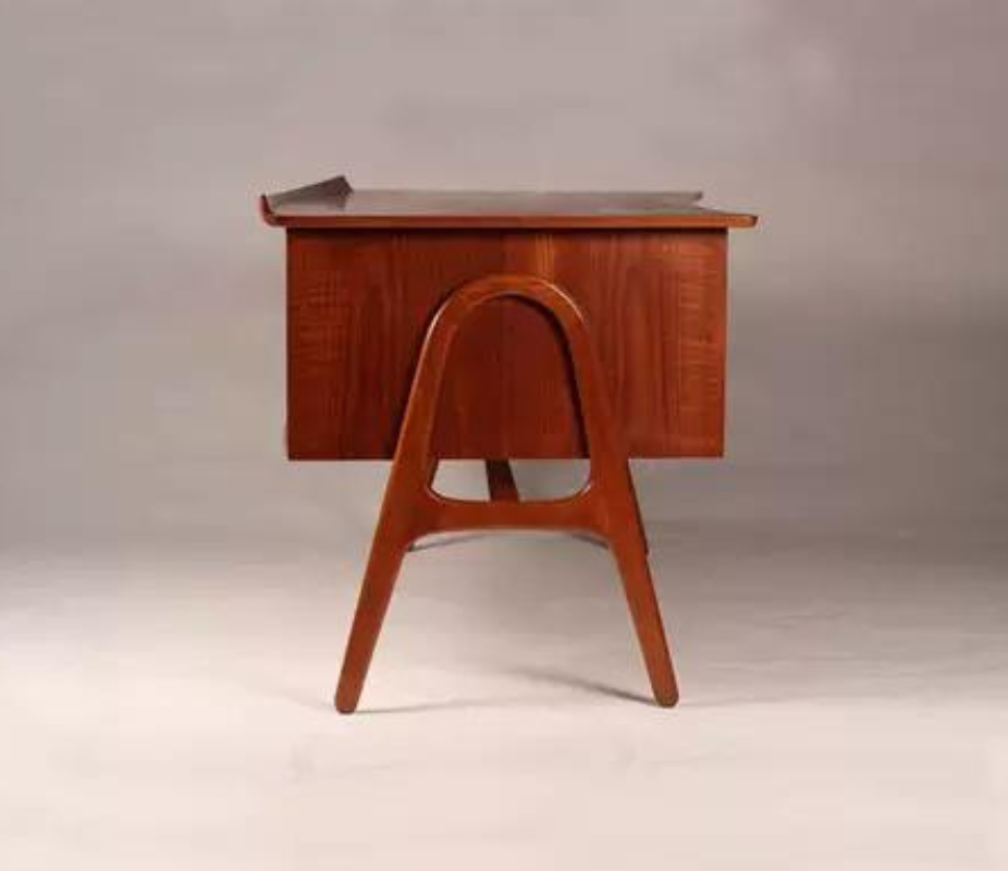 Svend Aage Madsen Desk