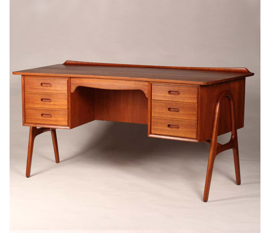 Svend Aage Madsen Desk